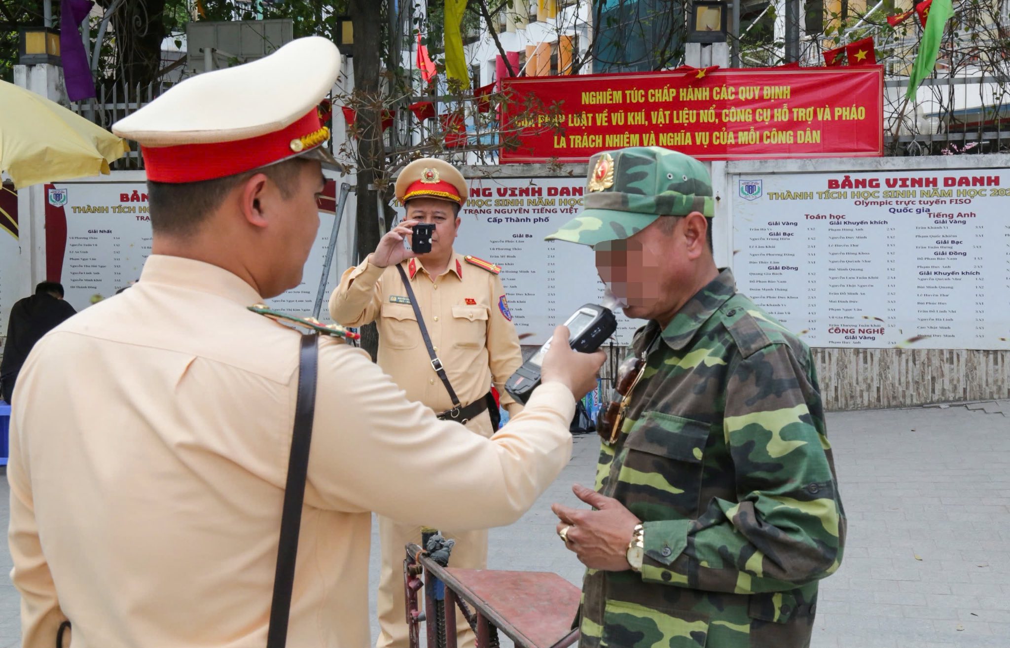 H&agrave; Nội mạnh tay xử l&yacute; vi phạm nồng độ cồn: &ldquo;&Ocirc;ng ch&uacute; phố&rdquo; kh&ocirc;ng c&ograve;n l&agrave; ngoại lệ