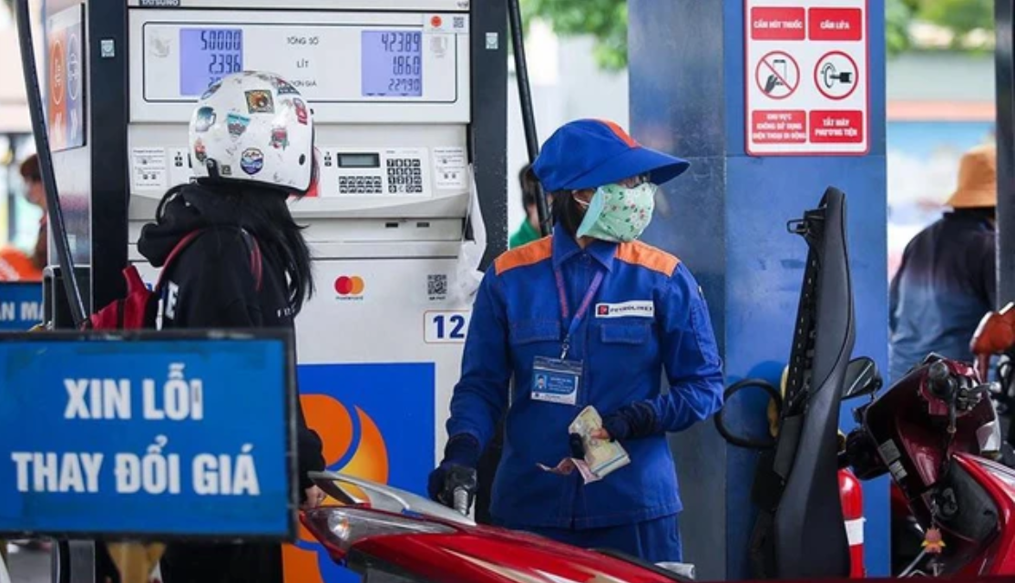 Người dân thắt chặt chi phí đi lại giữa lúc giá xăng leo thang Người dân thắt chặt chi phí đi lại giữa lúc giá xăng leo thang